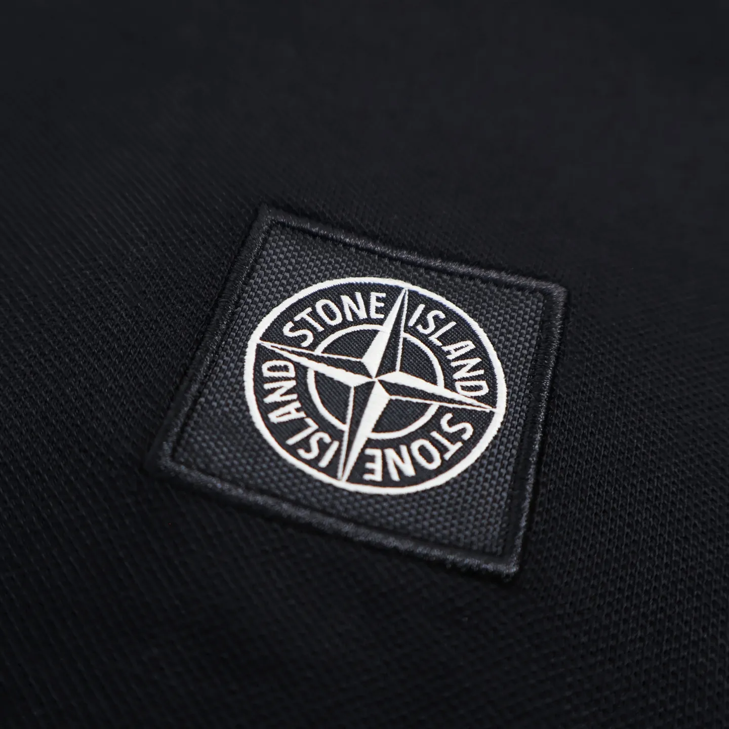 P320 [Exclusive supply] Stonelsland Stone Island emblem polo shirt, customized pique pure cotton sateen, breathable air cotton, enjoy the cloud cotton feel, soft and waxy to the touch. The infrared positioning of the "Stone Island Badge Patch" using imported special aircraft is more accurate and firm. The fabrics have been washed to give them a better feel and texture. They are not easy to deform, shrink or fade, and maintain their long-lasting beauty. Accessories: Customized 1:1 Stone Island patches, customized 1:1 Stone Island laser buttons. Size:S-M-L-XL